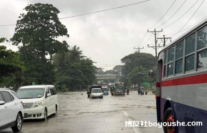 缅甸仰光遭暴雨袭击,多地道路被淹,部分地区水深淹及腰部