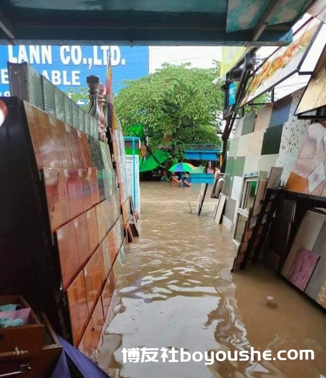 缅甸仰光遭暴雨袭击,多地道路被淹,部分地区水深淹及腰部