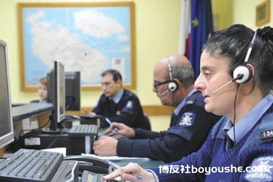 警察在紧急热线中值守。 档案照片，克里斯·桑特·福尼尔