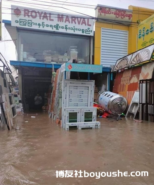 缅甸仰光遭暴雨袭击,多地道路被淹,部分地区水深淹及腰部