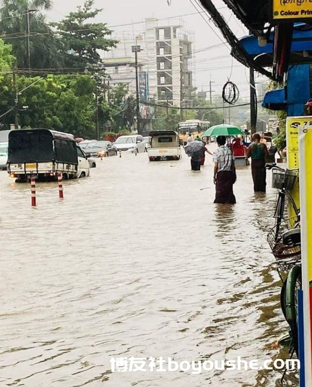 缅甸仰光遭暴雨袭击,多地道路被淹,部分地区水深淹及腰部